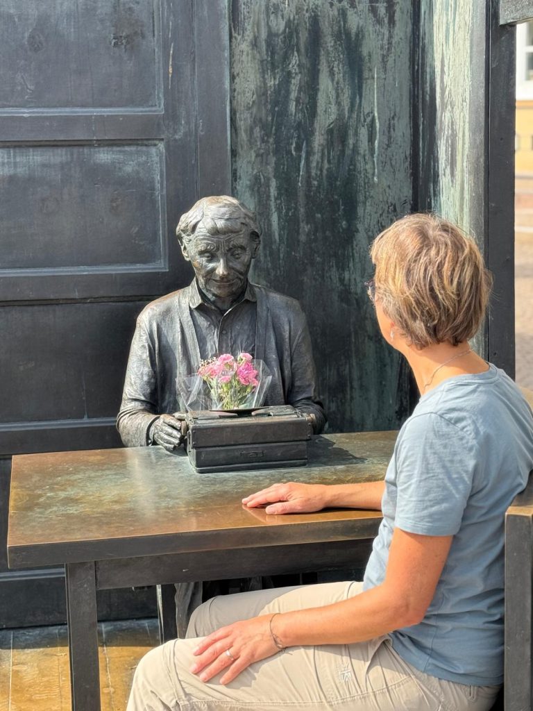 Einzelcoaching (Foto von mir mit einer Skulptur von Astrid Lindgren)